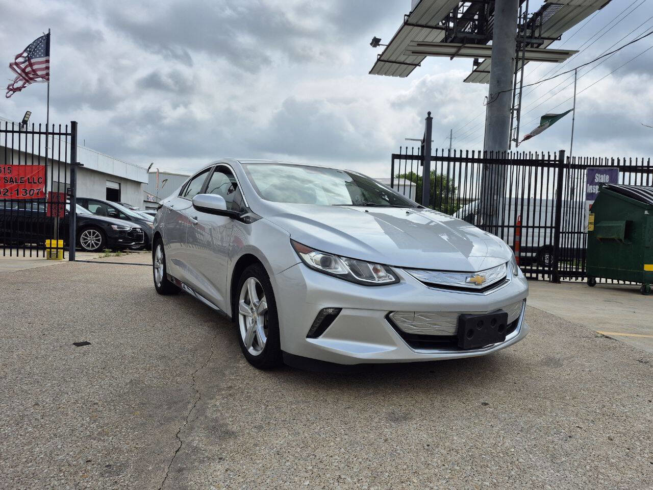 Used 2017 Chevrolet Volt LT w/ Comfort Package FWD image 4