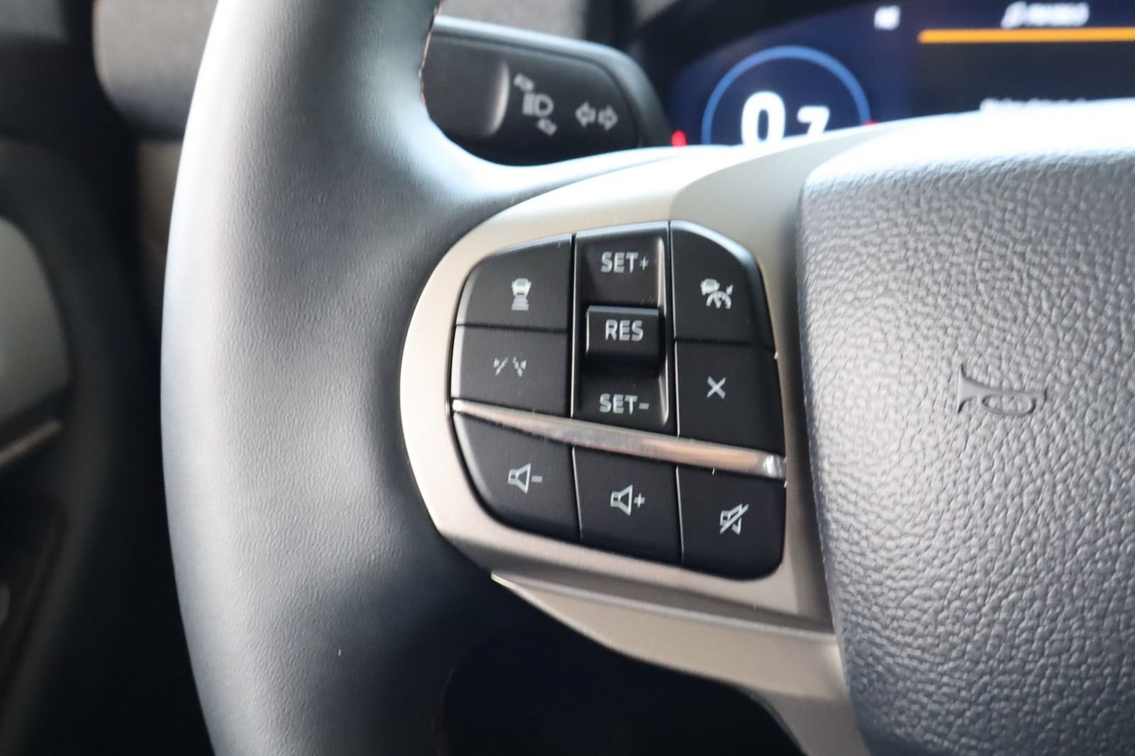 Used 2025 Ford Explorer Active w/ Active Comfort Package RWD image 24