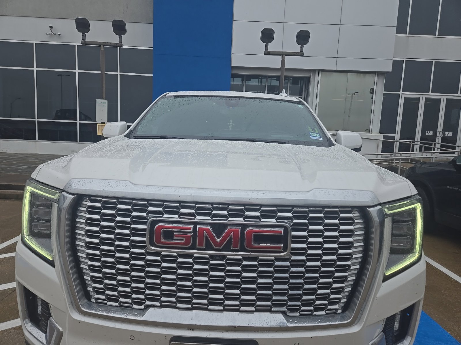 Used 2022 GMC Yukon Denali w/ Denali Ultimate Package AWD/4WD image 2