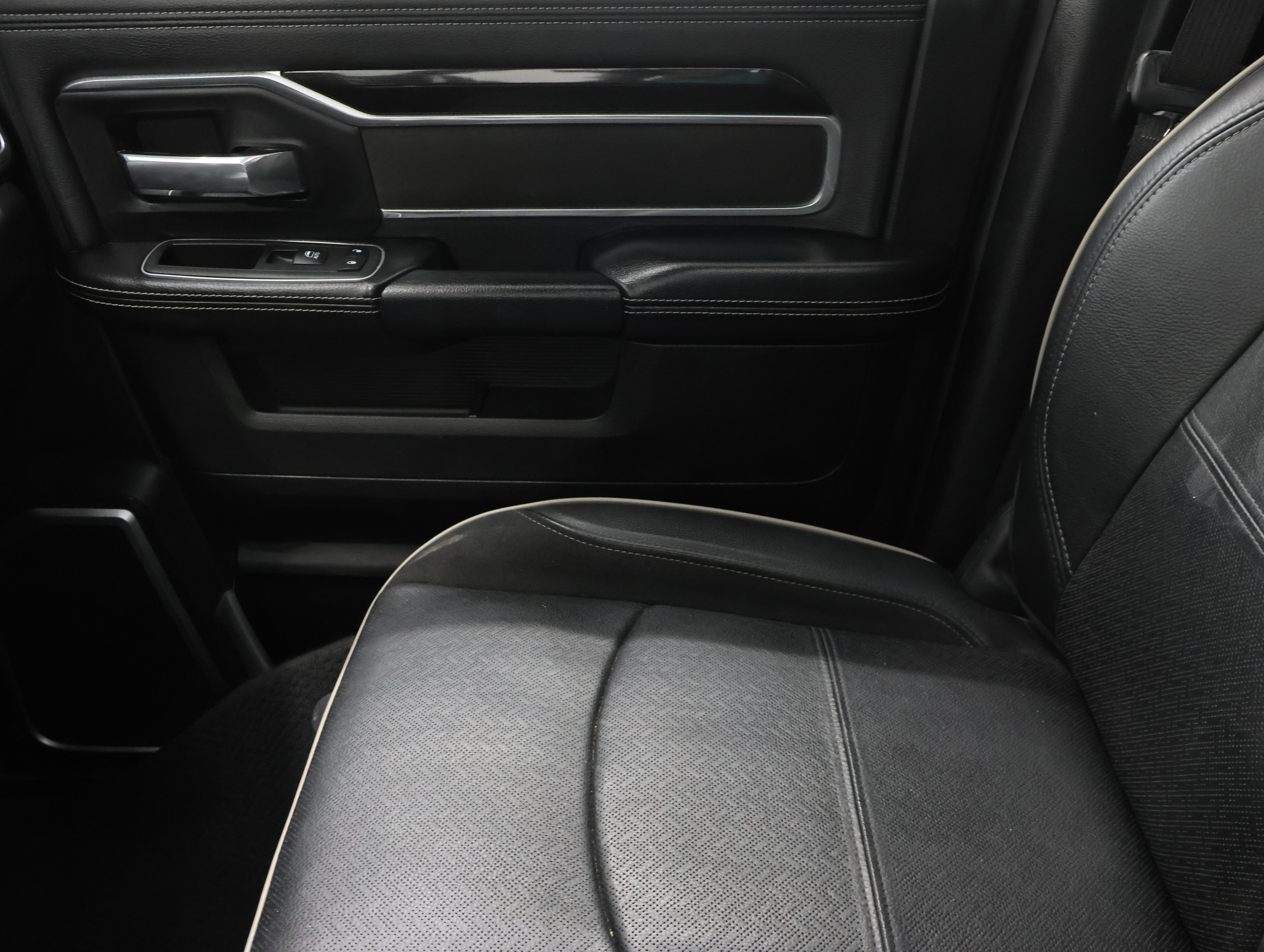 Used 2022 RAM 2500 Laramie w/ Night Edition AWD/4WD image 13