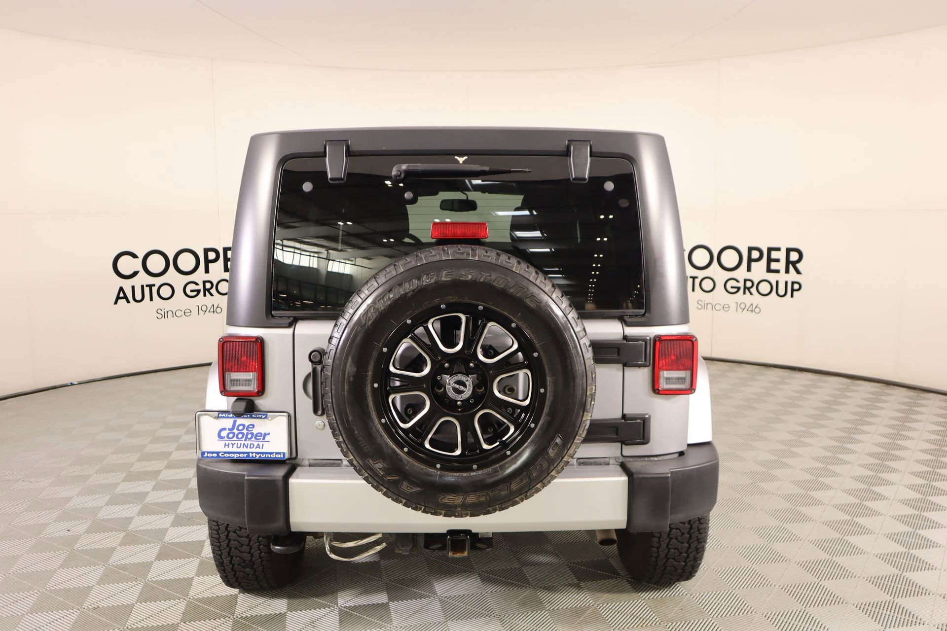 Used 2015 Jeep Wrangler Unlimited Sahara w/ Connectivity Group image 19