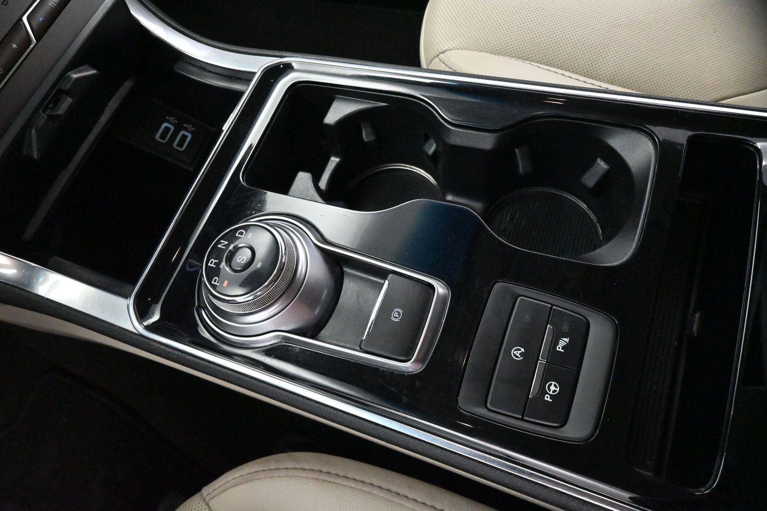 Used 2020 Ford Edge Titanium w/ Equipment Group 301A FWD image 28