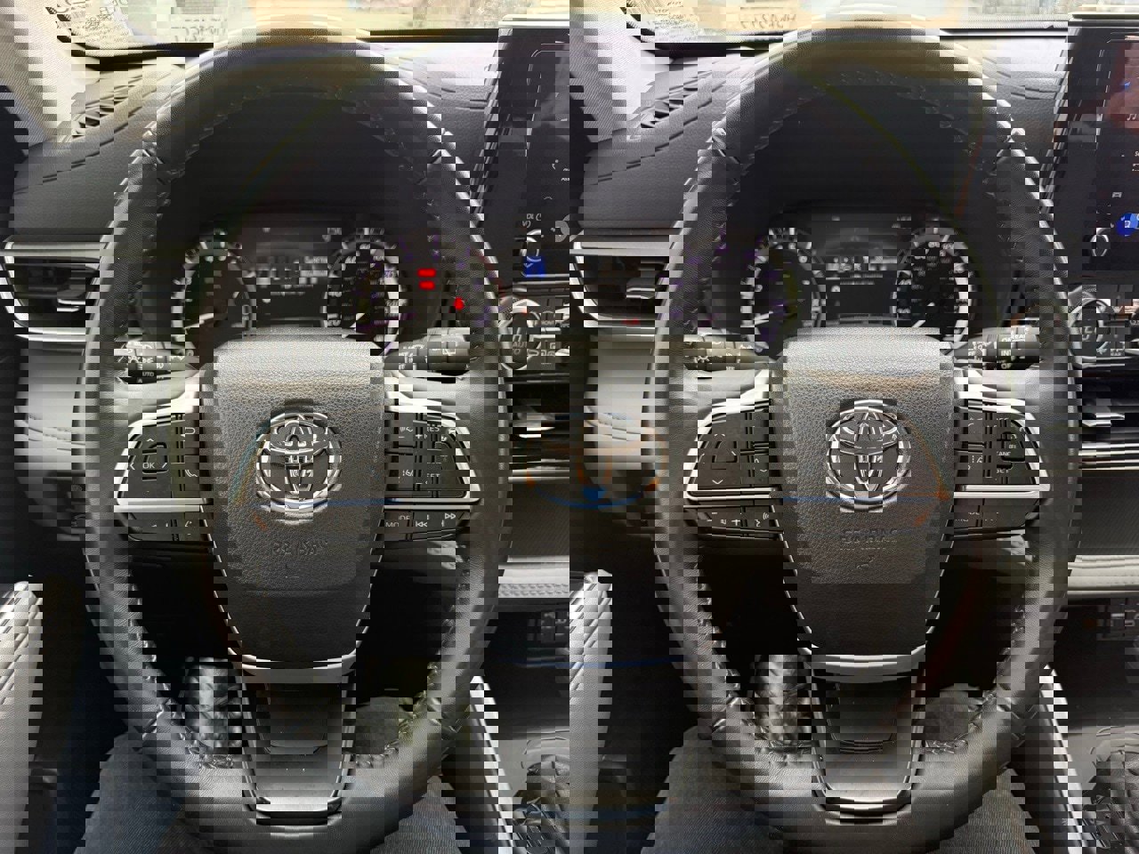 Used 2024 Toyota Highlander LE image 12