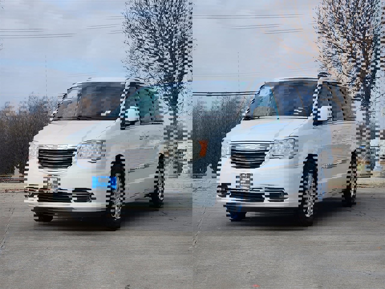 Used 2011 Chrysler Town & Country Touring-L image 3