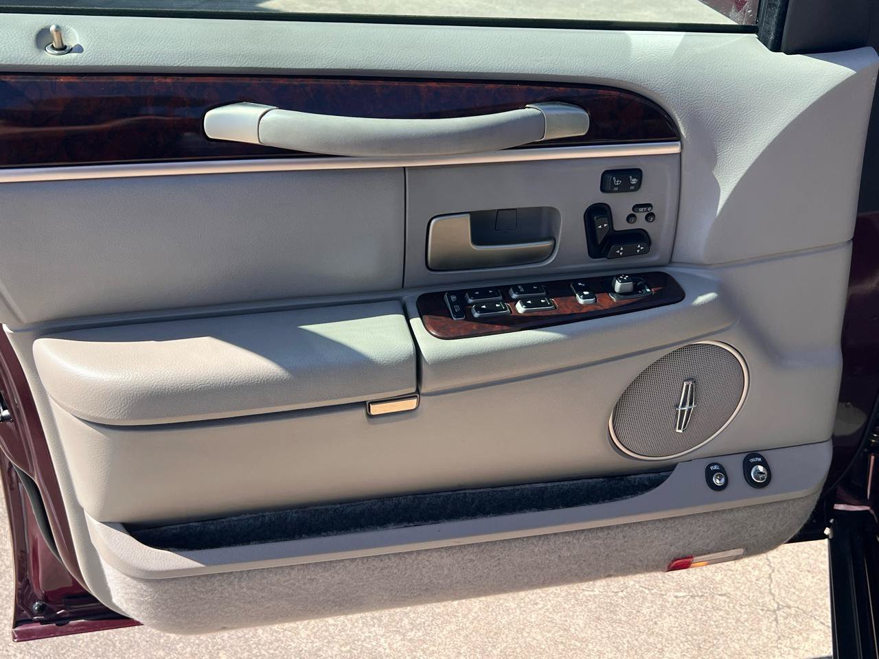 Used 2006 Lincoln Town Car Signature RWD image 57