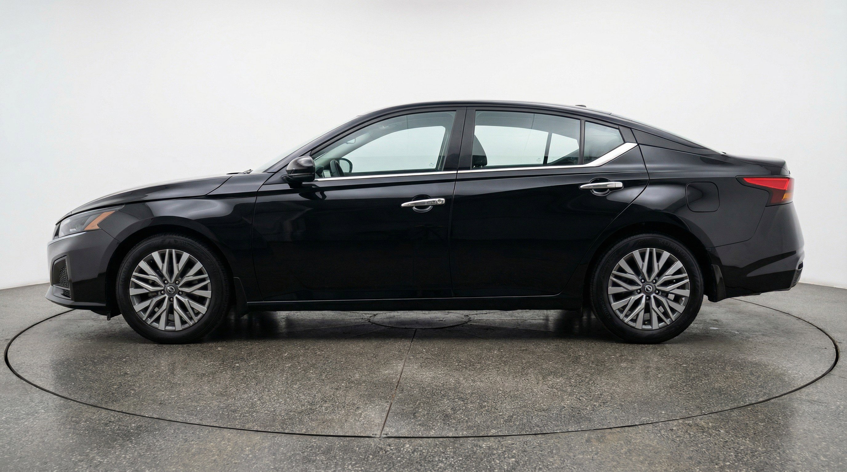 Used 2025 Nissan Altima 2.5 SV FWD image 5