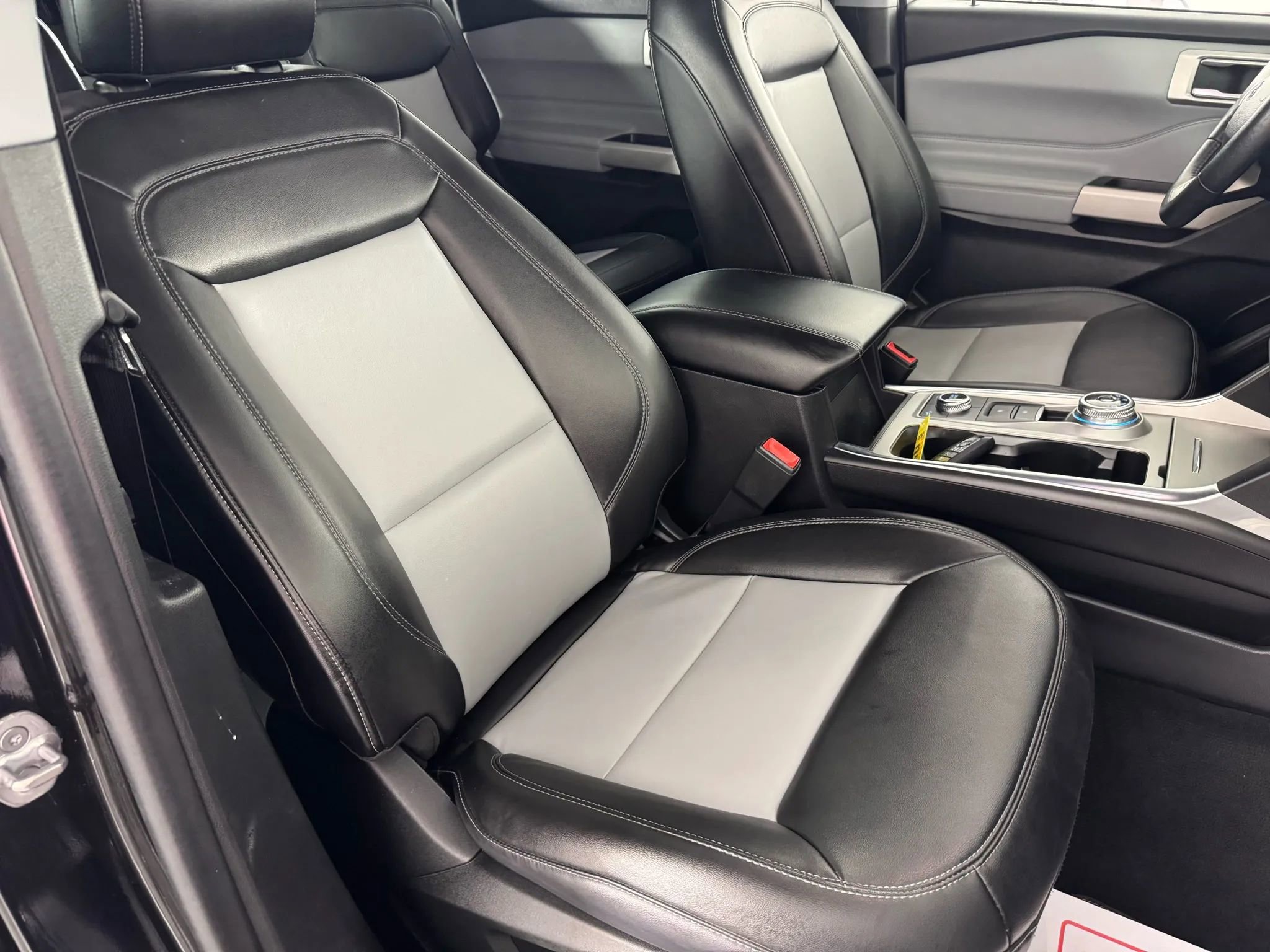 Used 2022 Ford Explorer XLT w/ Equipment Group 202A image 35