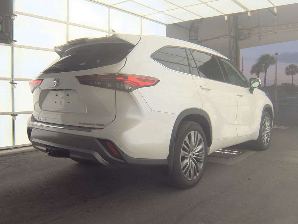 Used 2021 Toyota Highlander Platinum image 2
