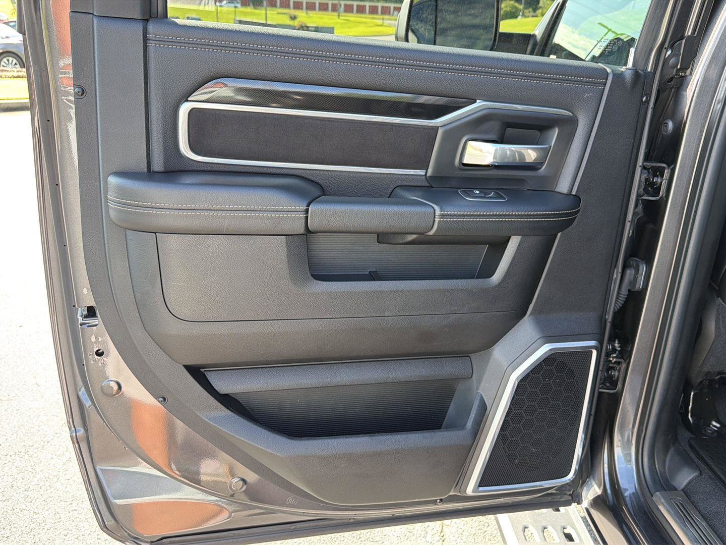 Used 2022 RAM 2500 Laramie w/ Night Edition AWD/4WD image 17