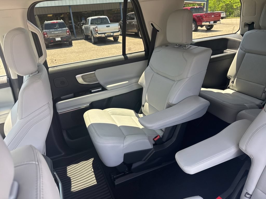 Used 2025 Ford Expedition Platinum w/ Driver's Package AWD/4WD image 14