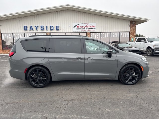 Used 2025 Chrysler Pacifica Limited image 7