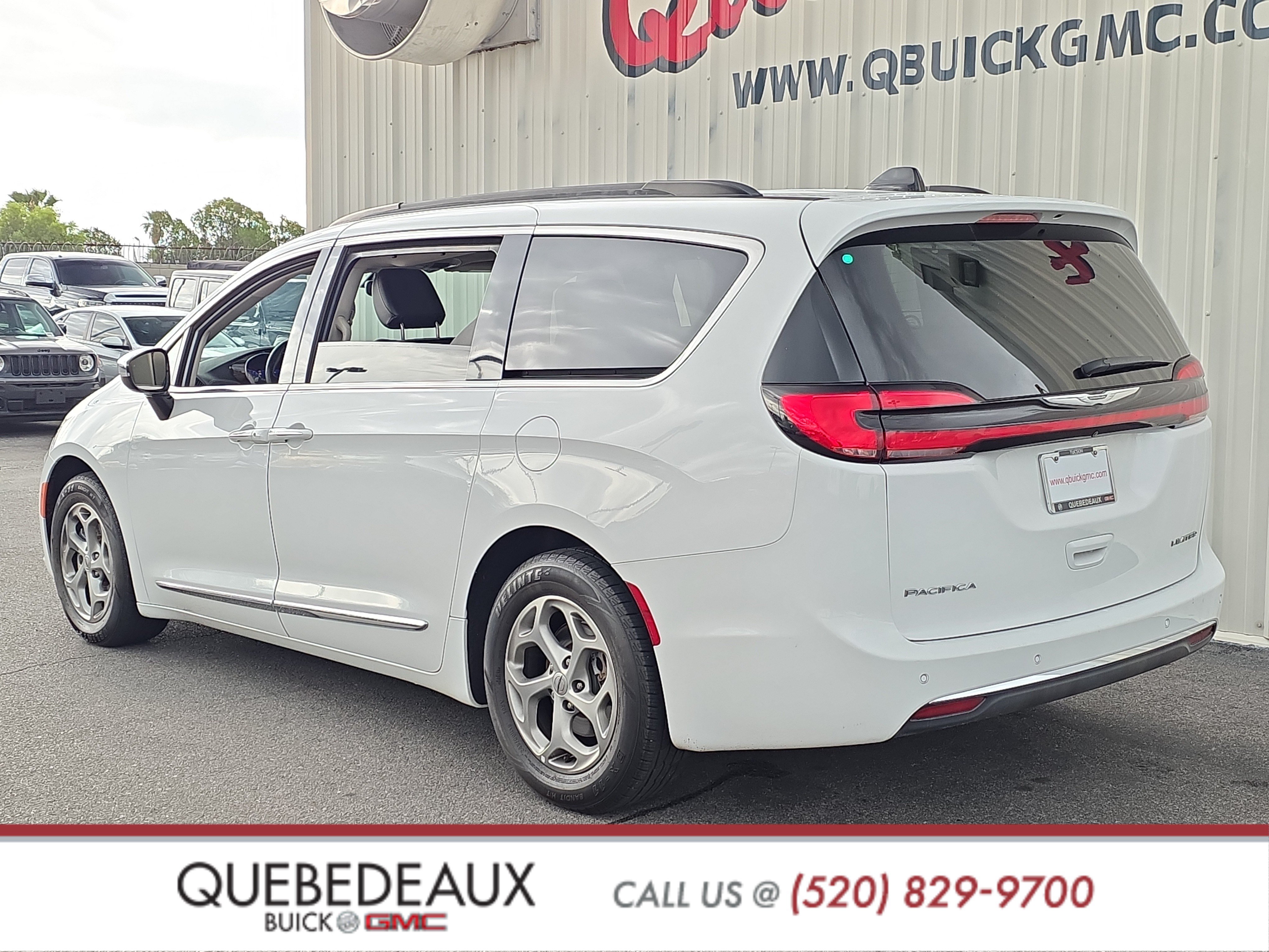 Used 2023 Chrysler Pacifica Limited FWD image 5