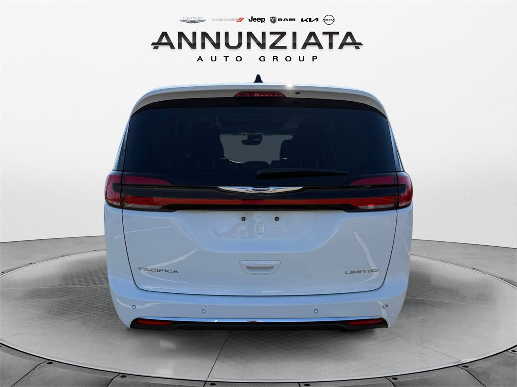 Certified 2023 Chrysler Pacifica Limited image 4