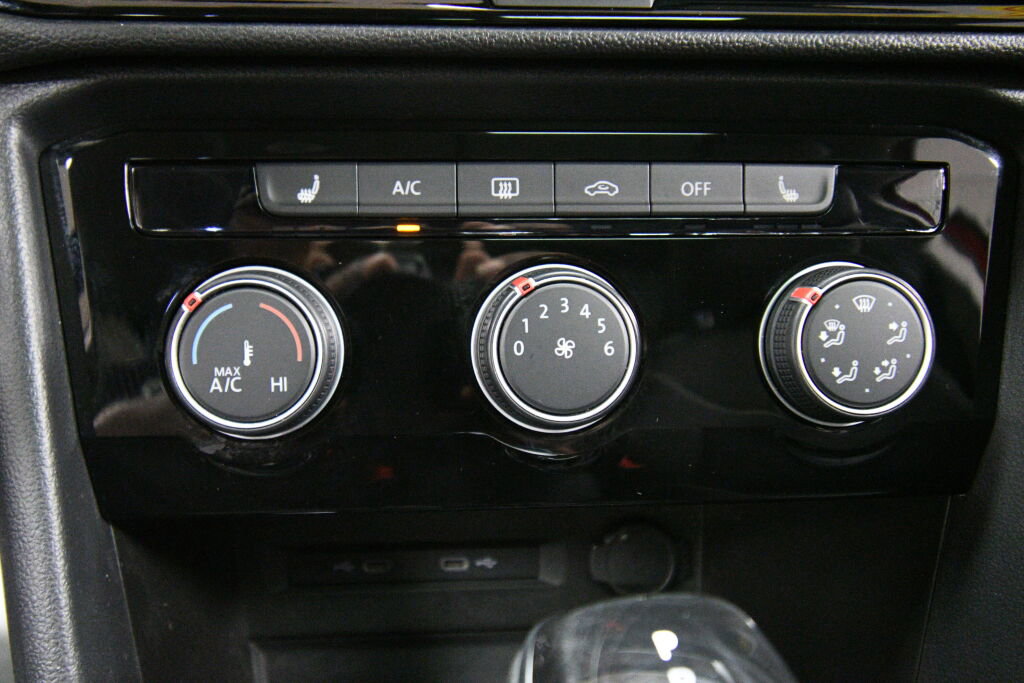 Used 2023 Volkswagen Taos SE w/ Panoramic Sunroof Package AWD/4WD image 16