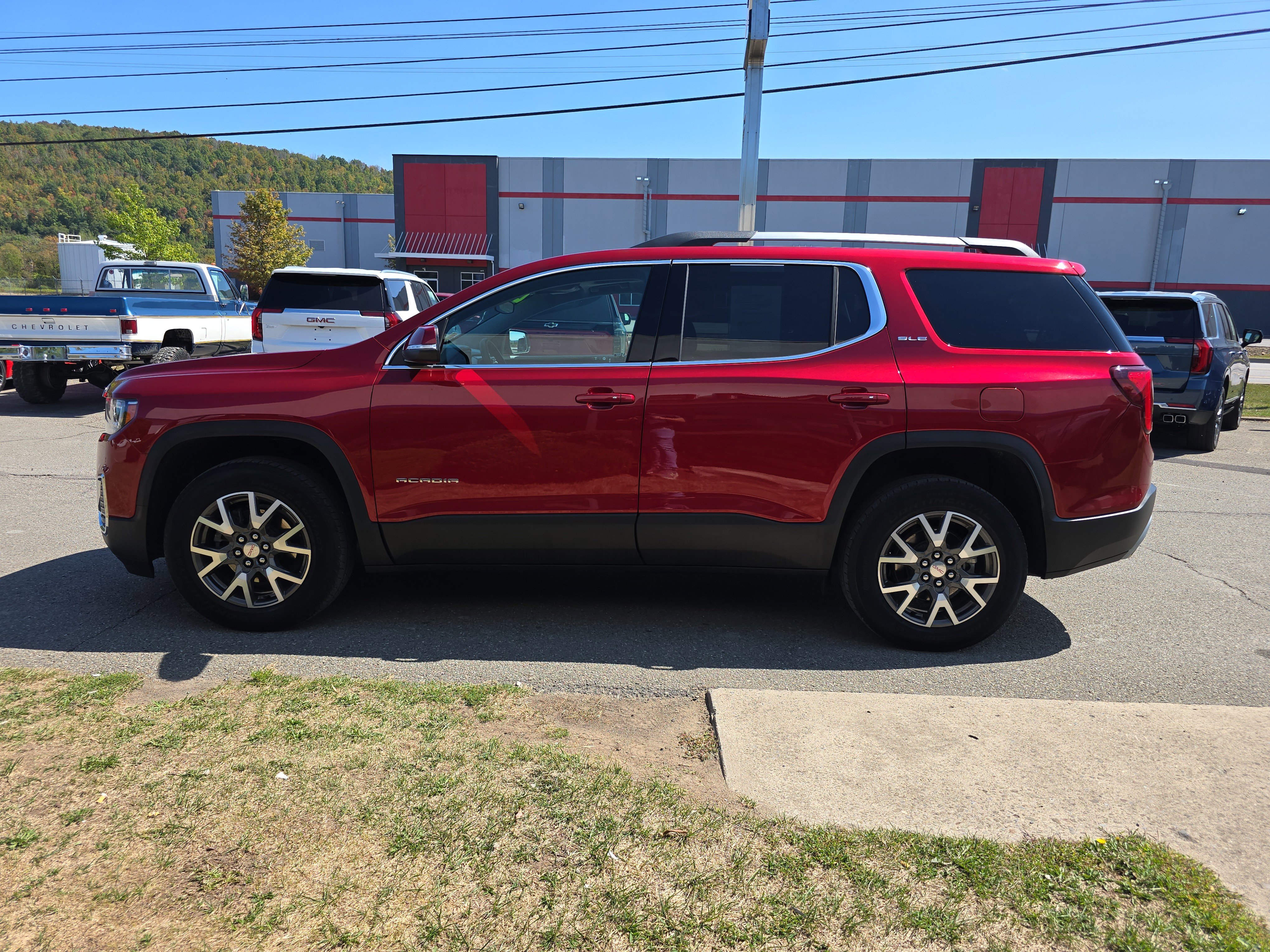 Used 2023 GMC Acadia SLE w/ Driver Convenience Package image 7