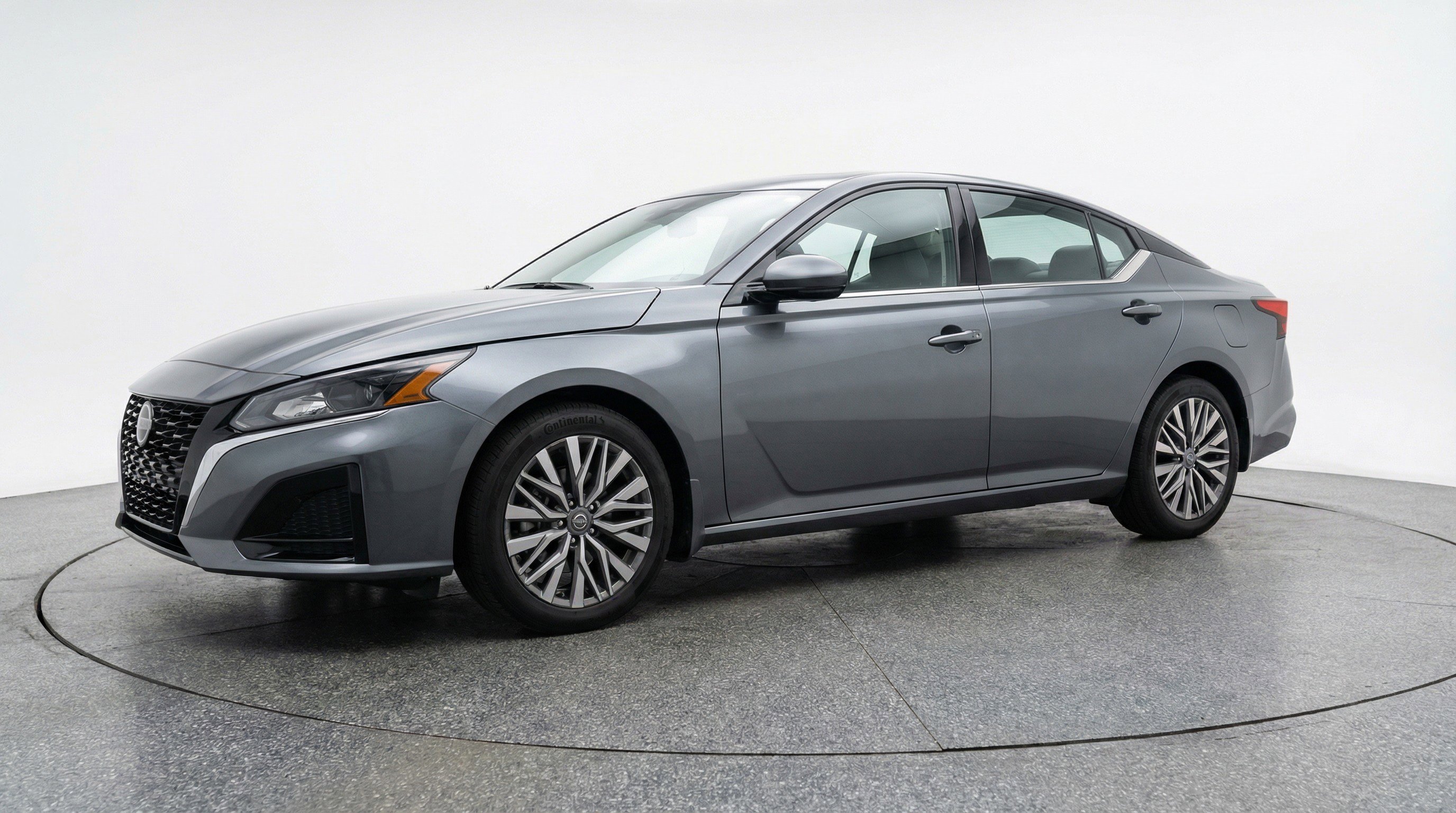 Used 2025 Nissan Altima 2.5 SV FWD image 3