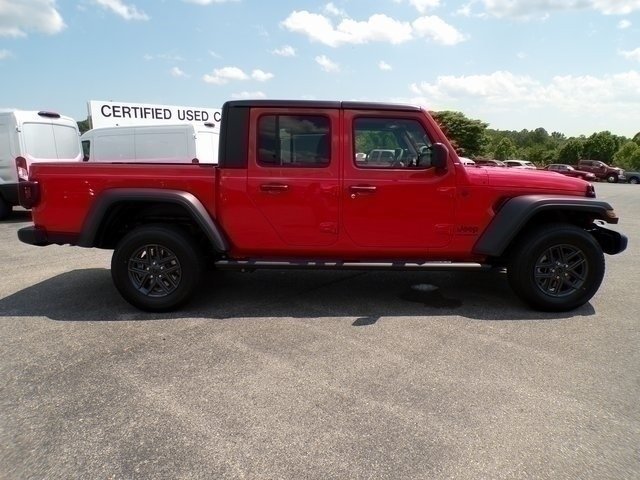 Used 2025 Jeep Gladiator Sport AWD/4WD image 5