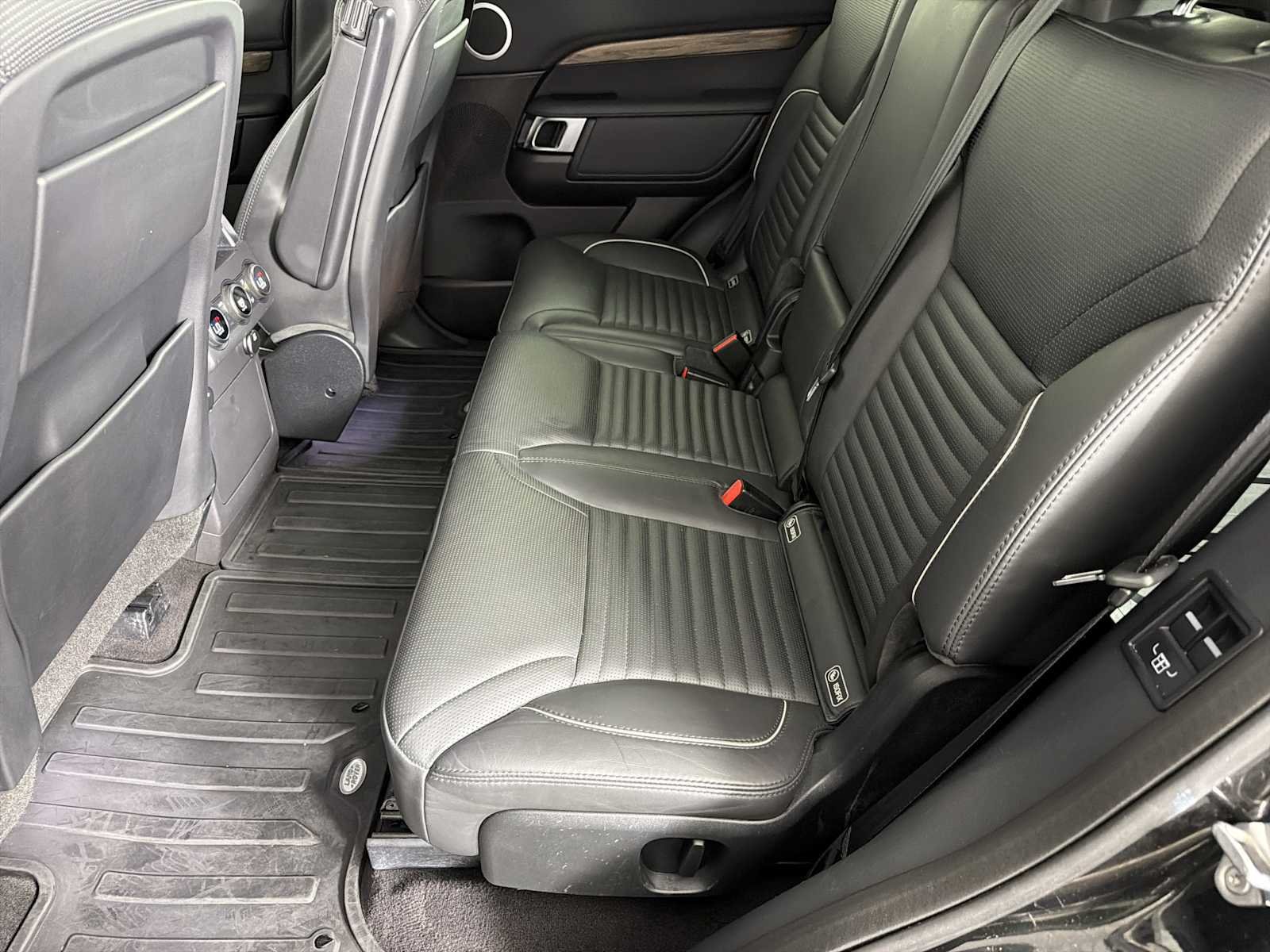 Used 2017 Land Rover Discovery HSE AWD/4WD image 19