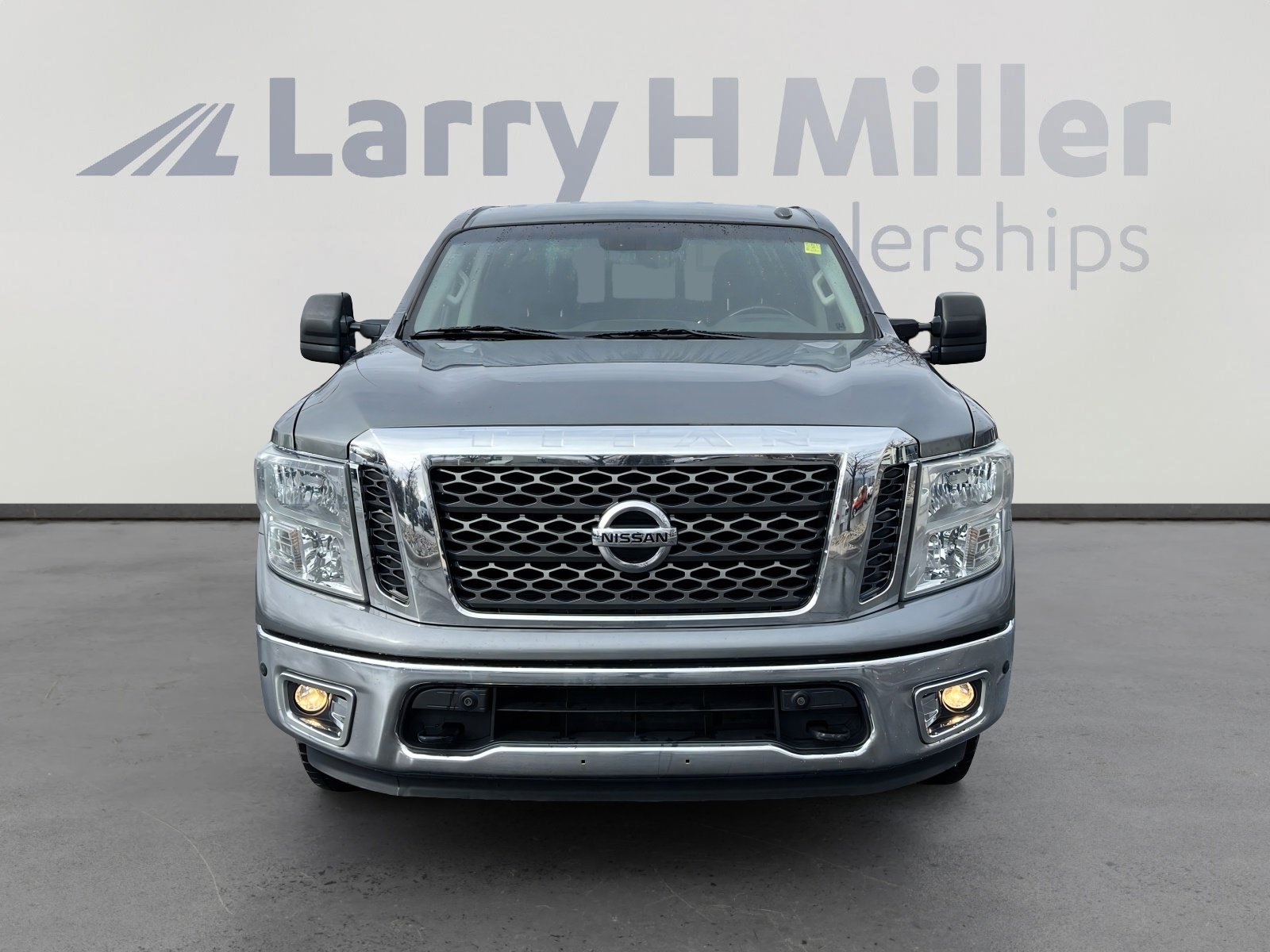 Used 2017 Nissan Titan SV image 4