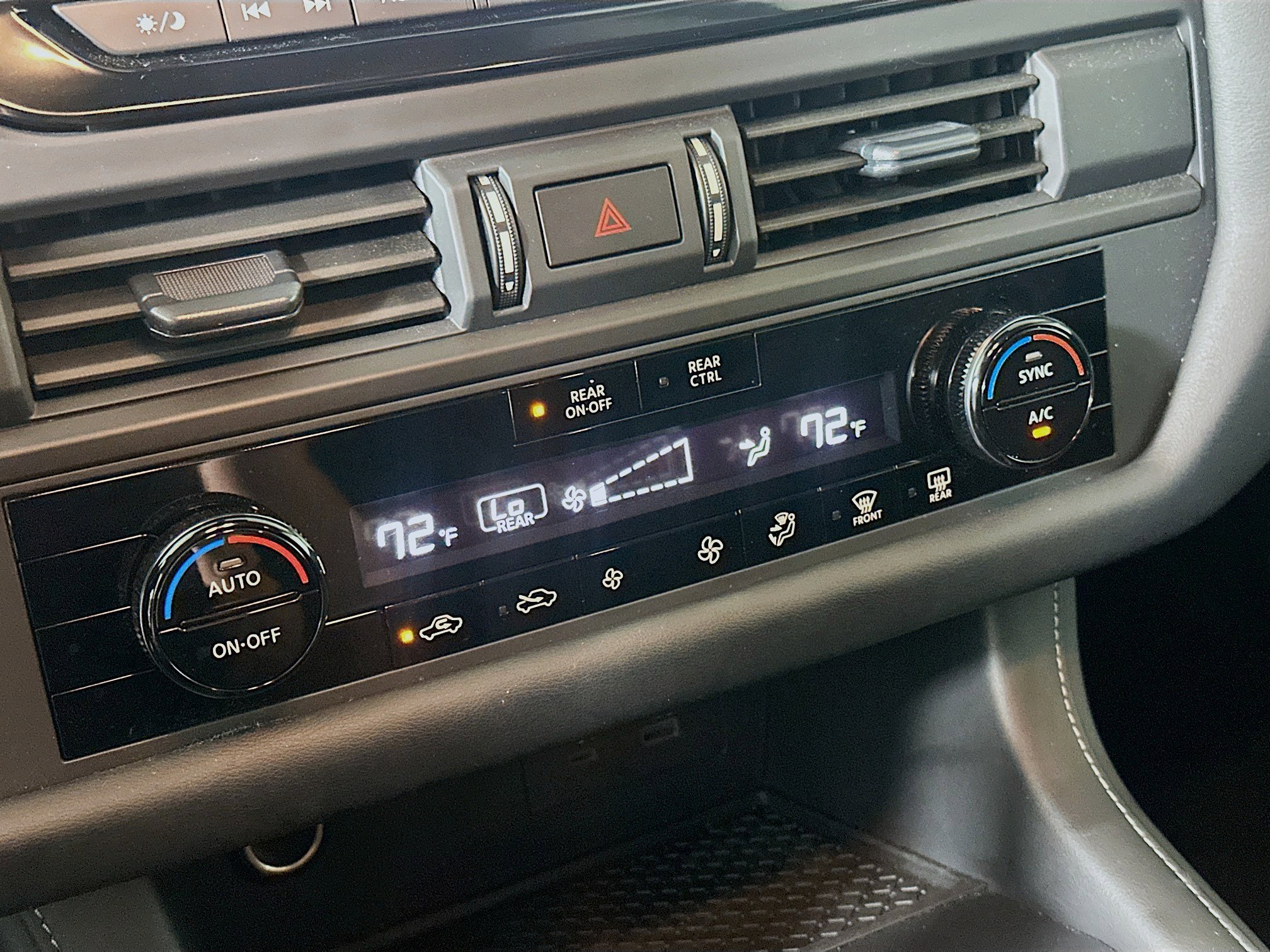 Used 2024 Nissan Pathfinder S image 23