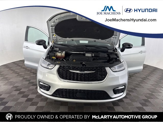 Used 2024 Chrysler Pacifica Touring-L image 13