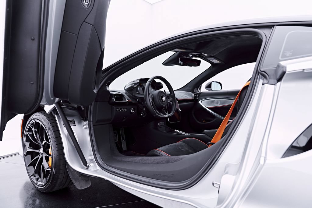 Used 2023 McLaren Artura RWD image 47