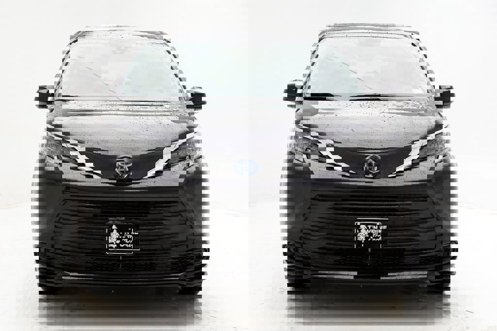 Used 2024 Toyota Sienna LE image 4