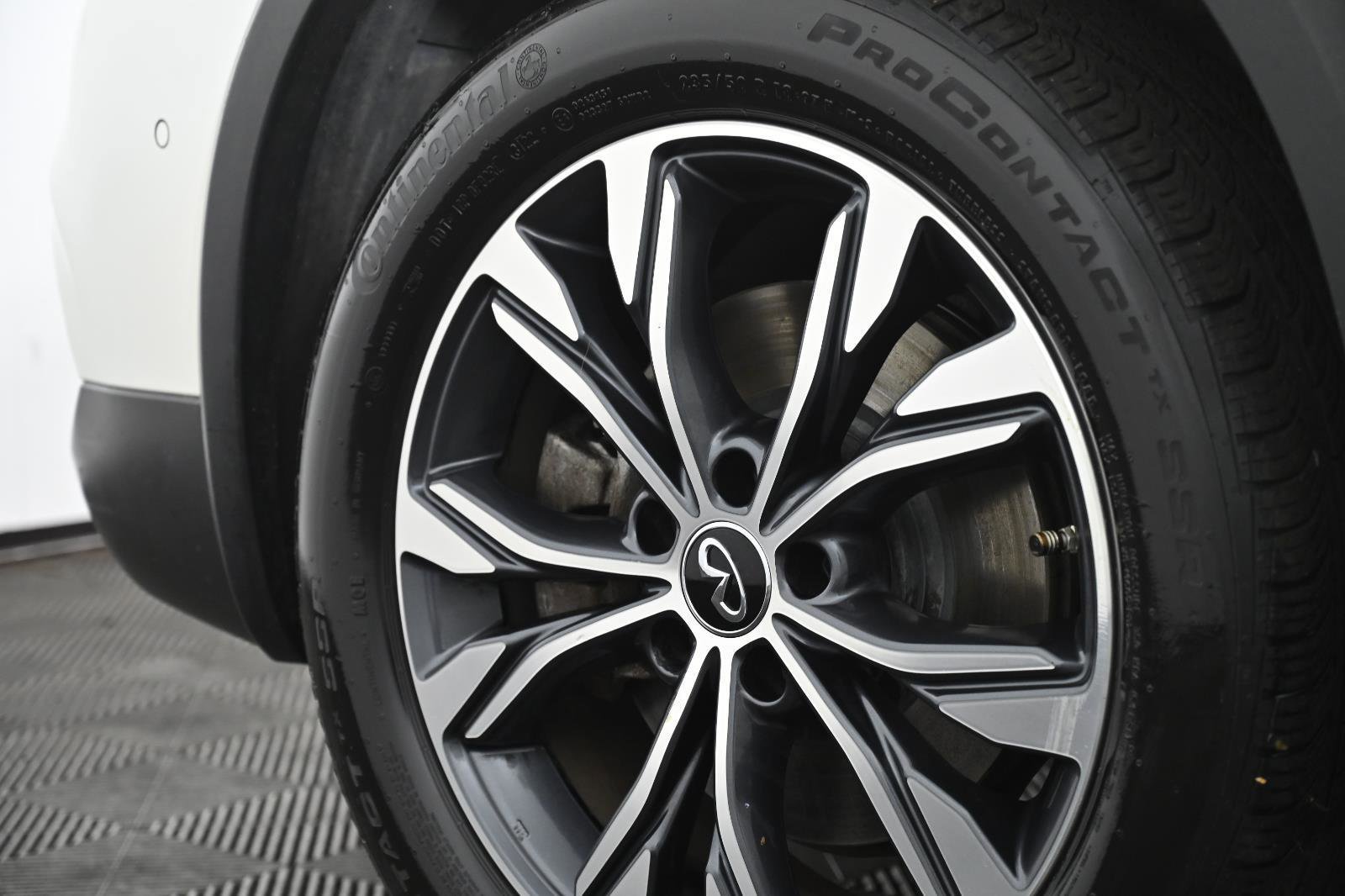 Used 2019 INFINITI QX30 Premium w/ Navigation Package image 32