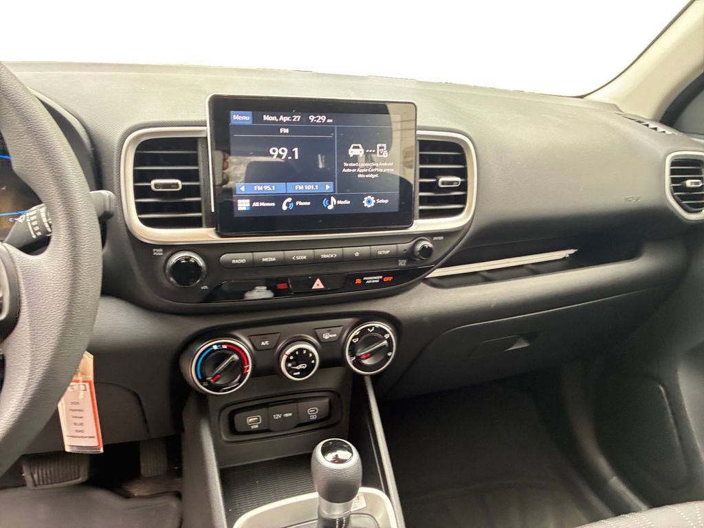 Used 2025 Hyundai Venue SE FWD image 11