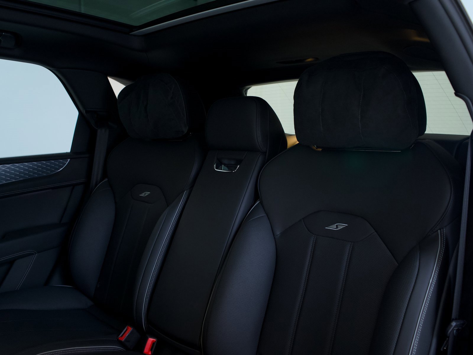 Used 2025 Bentley Bentayga image 25