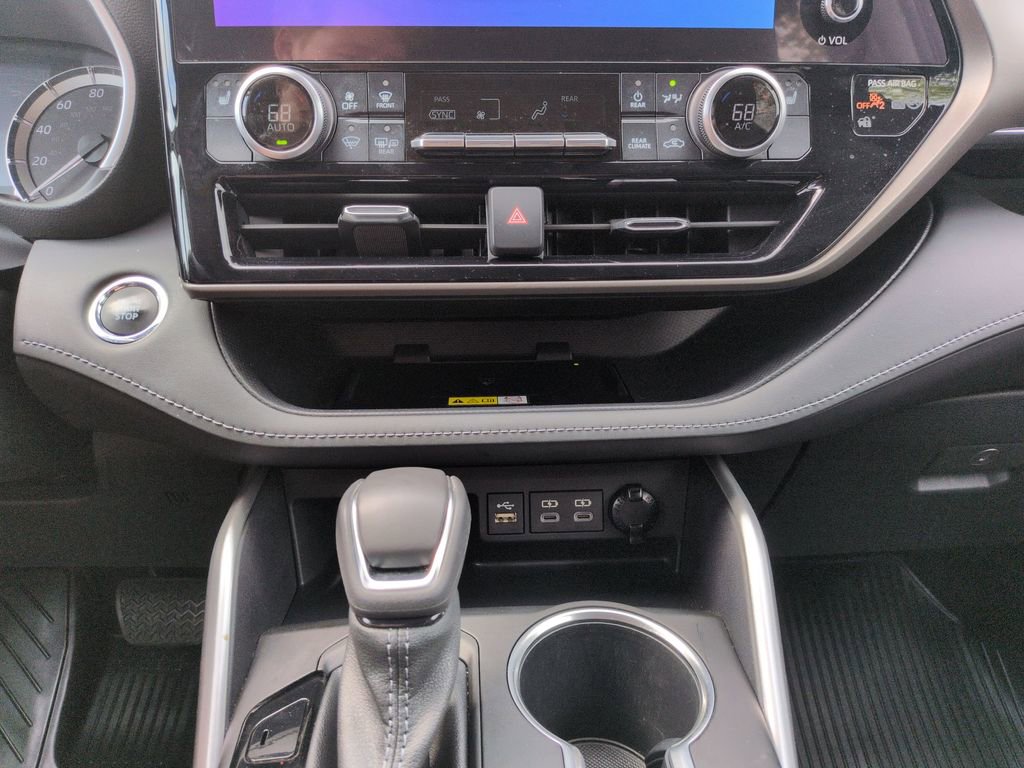 Used 2023 Toyota Highlander XLE image 18