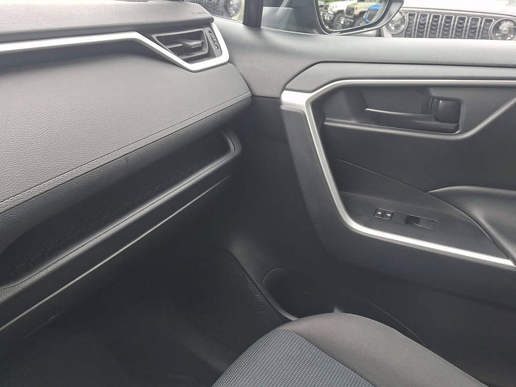 Used 2023 Toyota RAV4 LE AWD/4WD image 31