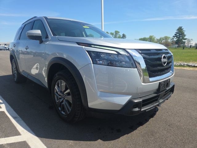 Used 2025 Nissan Pathfinder SV FWD image 1