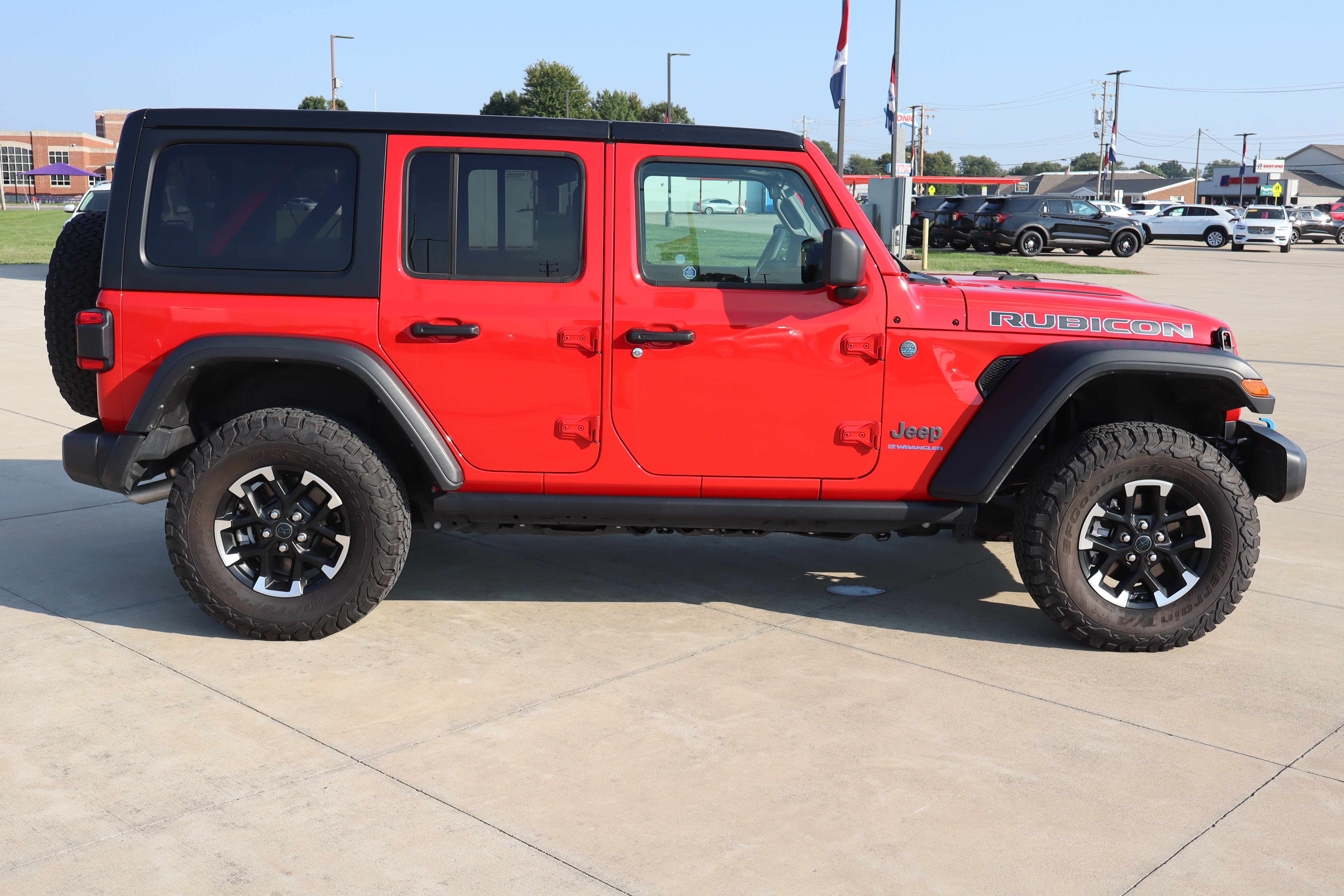 Used 2025 Jeep Wrangler Unlimited Rubicon 4xe w/ Safety Group AWD/4WD image 4