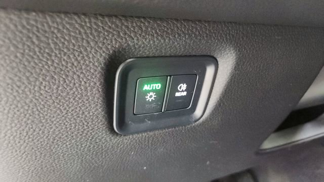 Used 2025 Porsche Cayenne w/ Premium Package image 34