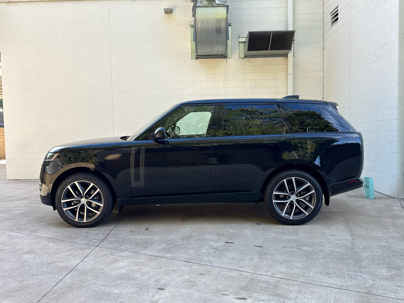 New 2025 Land Rover Range Rover SE image 5