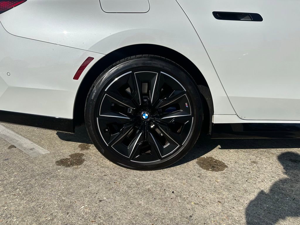 Certified 2025 BMW 760i xDrive w/ Luxury Rear Seating Package image 31