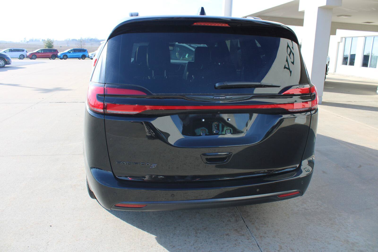 New 2026 Chrysler Pacifica Select w/ S Appearance Package FWD image 8