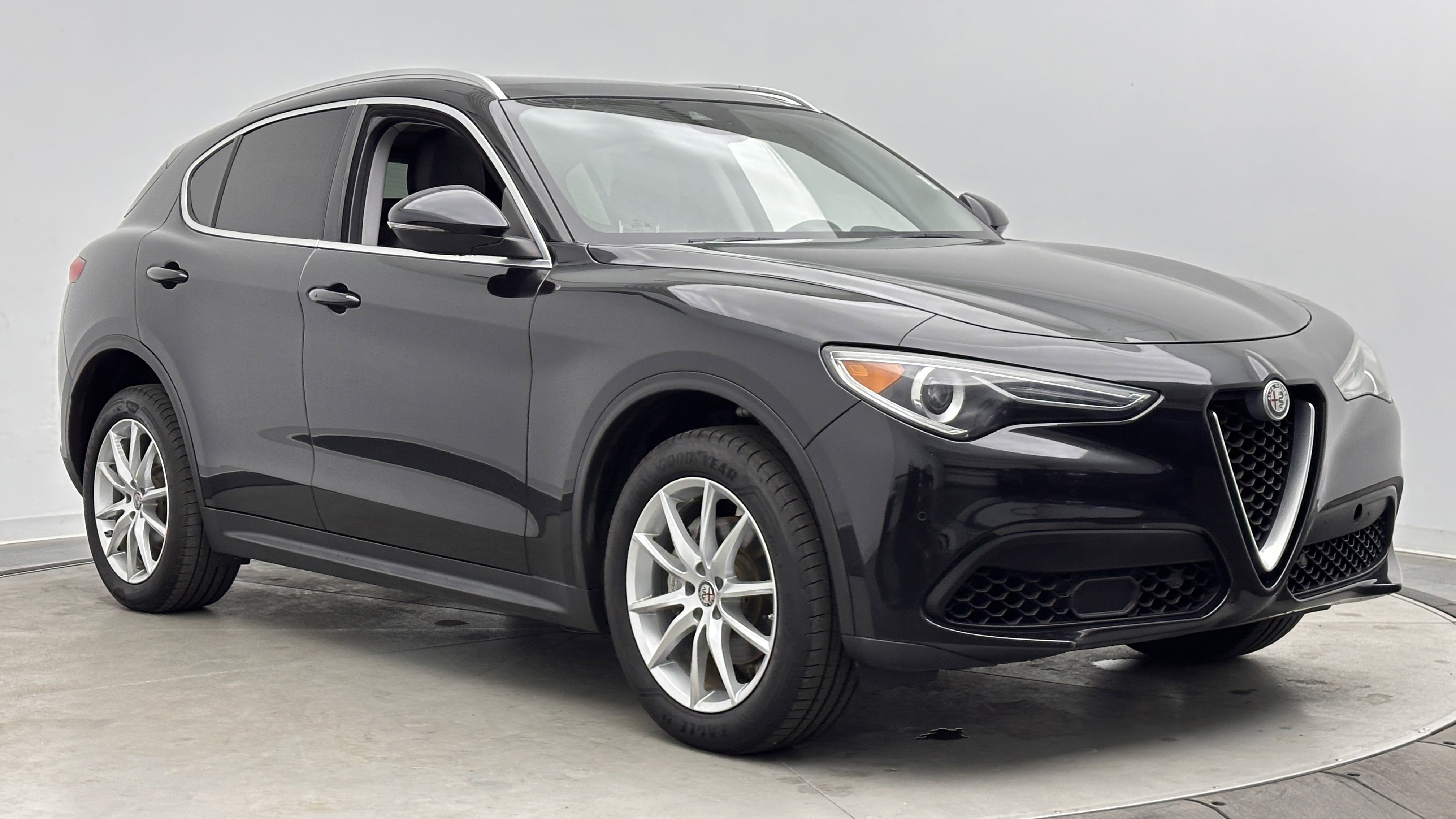Used 2018 Alfa Romeo Stelvio Ti image 3