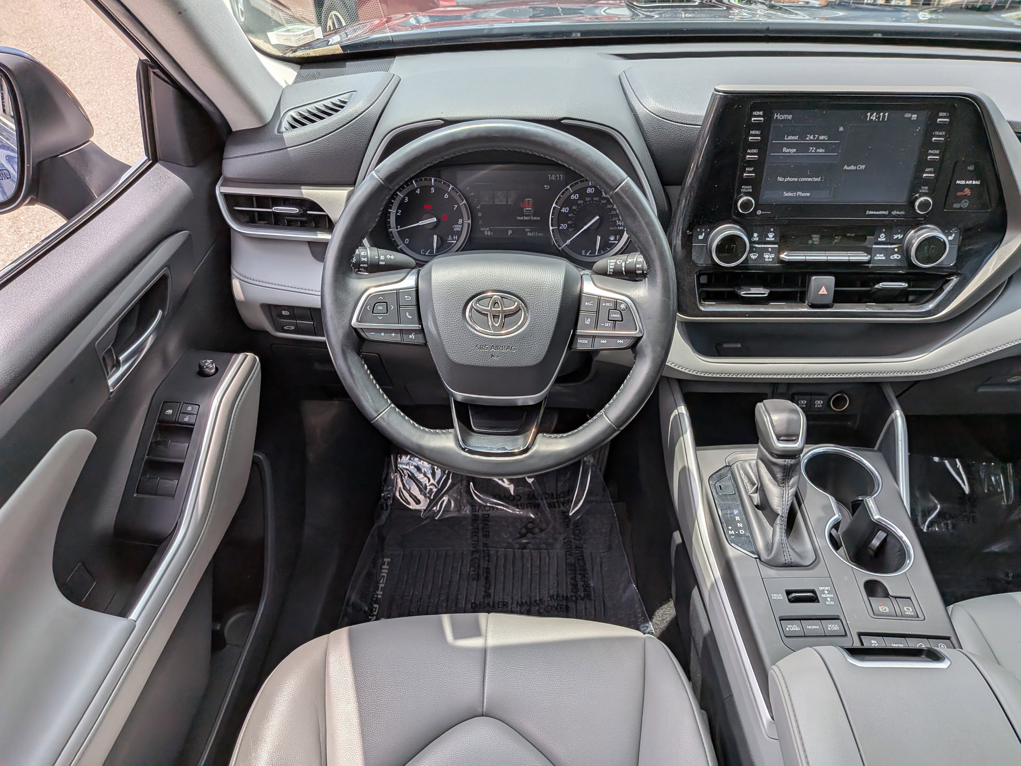 Used 2020 Toyota Highlander XLE AWD/4WD image 19