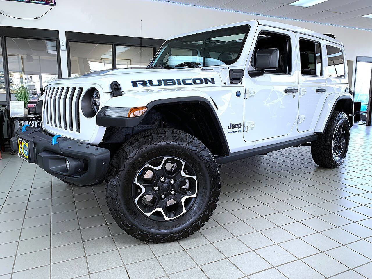 Used 2023 Jeep Wrangler Unlimited Rubicon 4xe w/ Steel Bumper Group AWD/4WD image 2