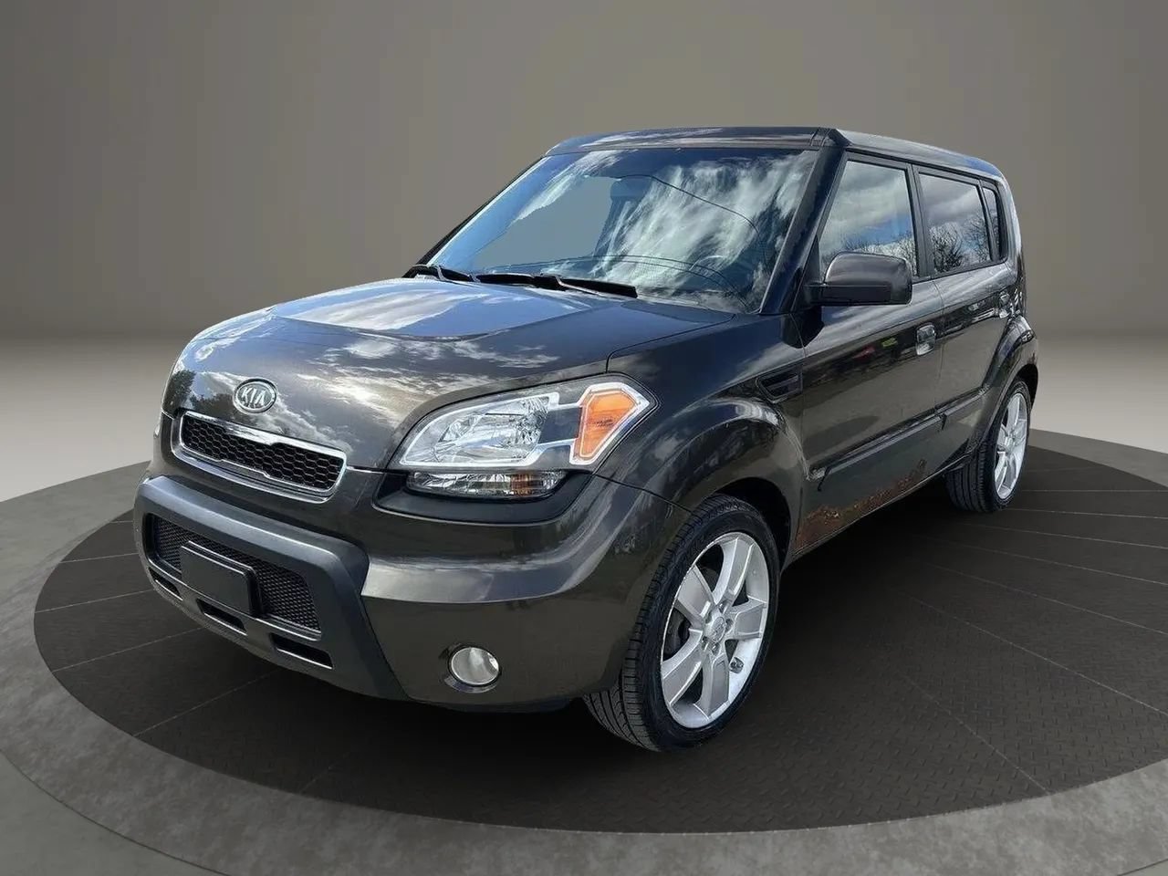 Used 2010 Kia Soul ! FWD image 1