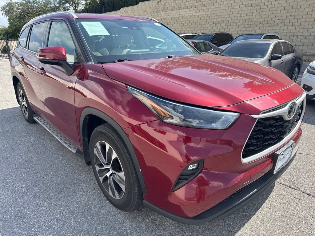 Used 2022 Toyota Highlander XLE FWD image 3