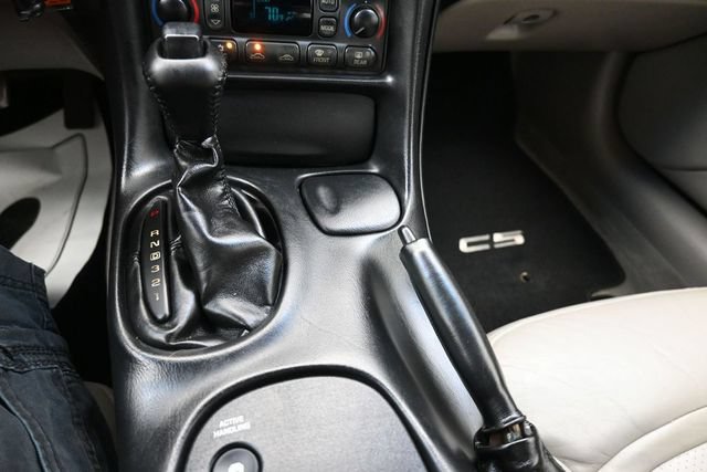 Used 2004 Chevrolet Corvette Coupe RWD image 11