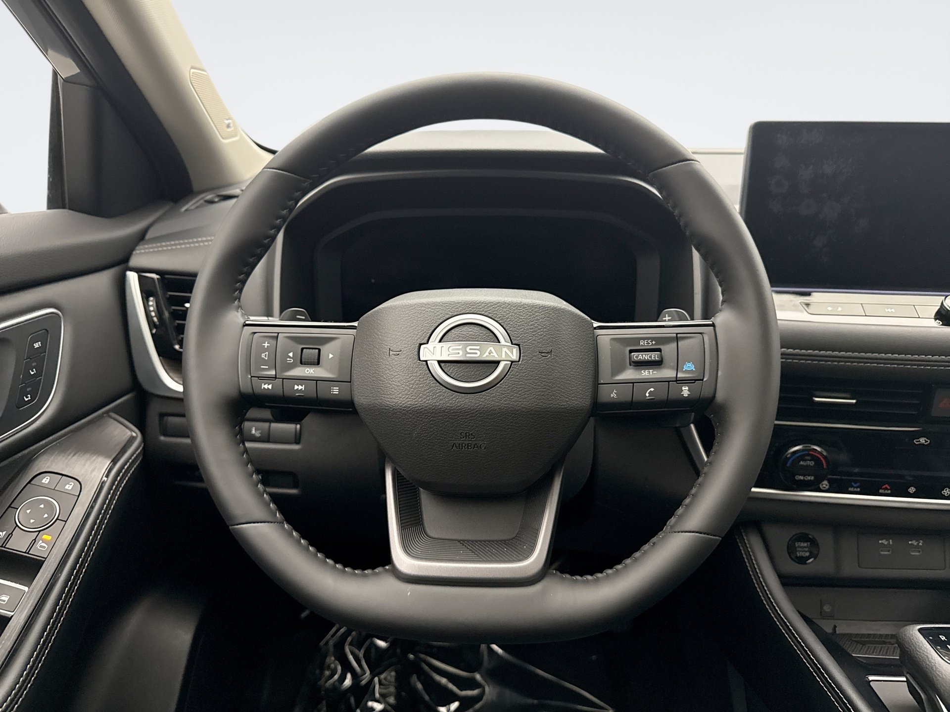 Used 2025 Nissan Rogue Platinum w/ Platinum Premium Package FWD image 12