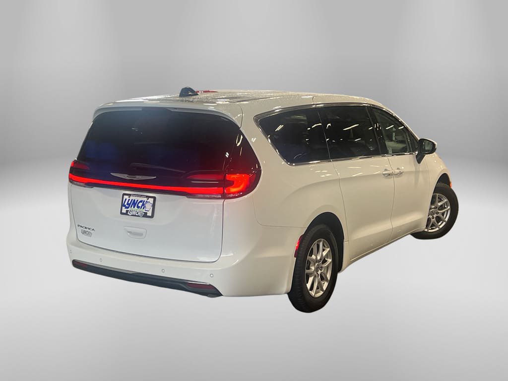 Used 2023 Chrysler Pacifica Touring-L FWD image 4