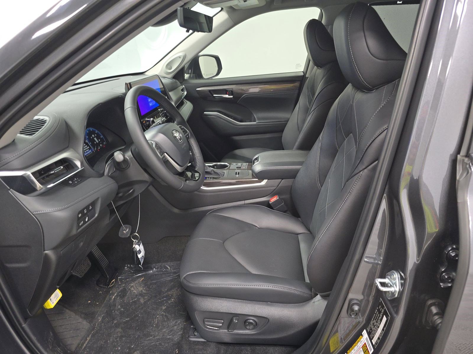 Used 2025 Toyota Highlander Platinum image 8