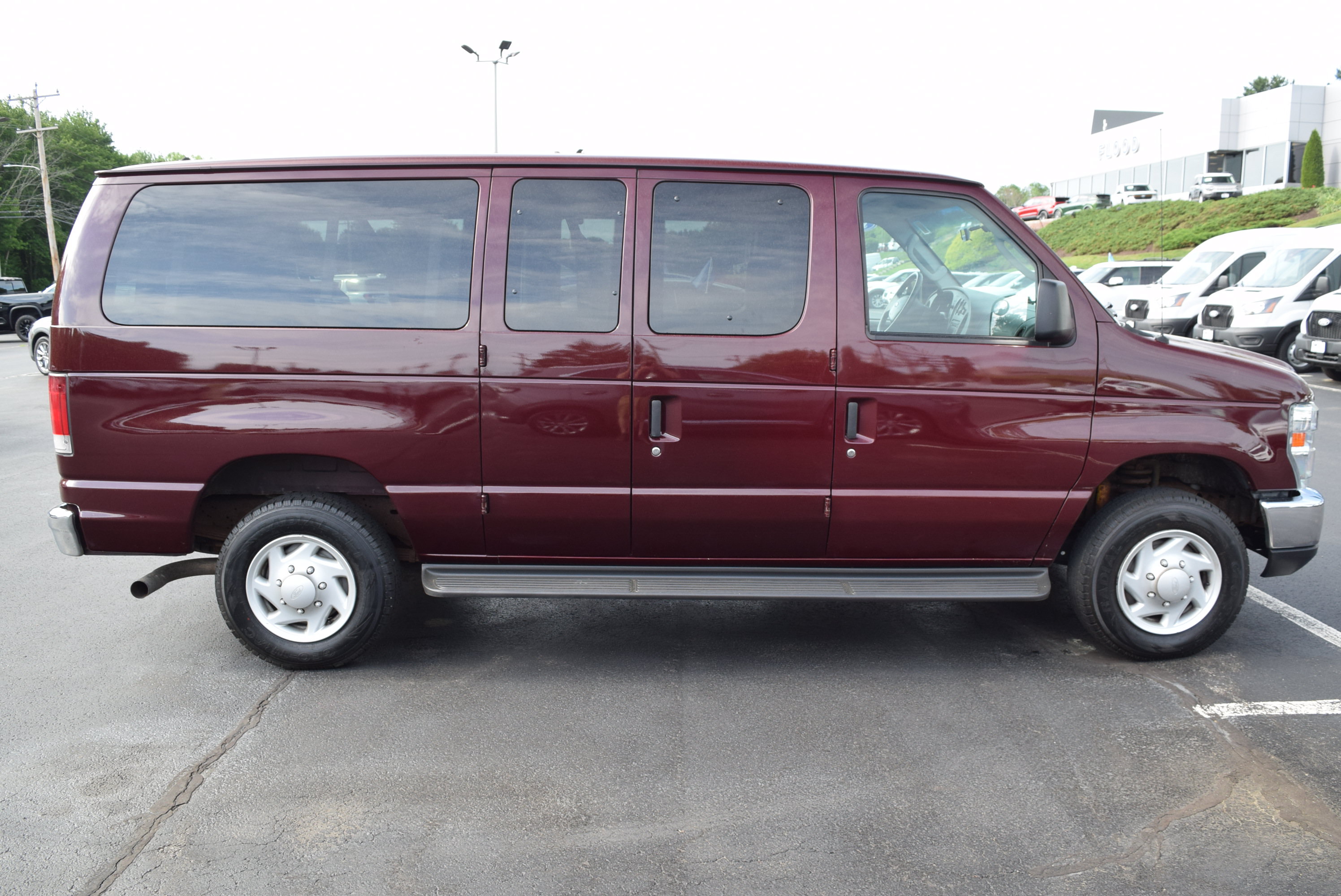 Used 2008 Ford E-350 and Econoline 350 Super Duty Wagon RWD image 3