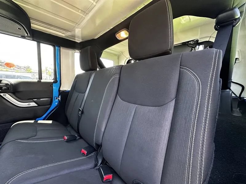 Used 2015 Jeep Wrangler Unlimited Sahara w/ Connectivity Group AWD/4WD image 18