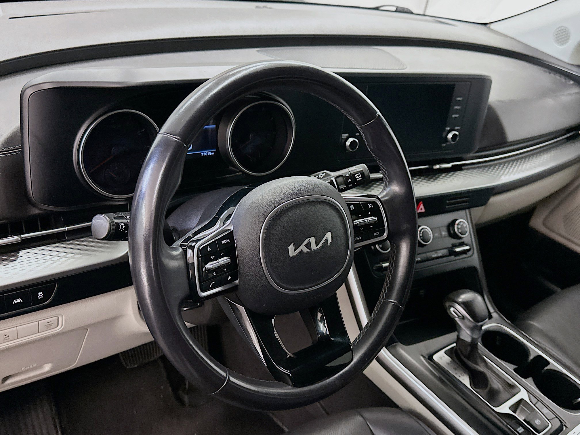 Used 2022 Kia Carnival LX FWD image 18